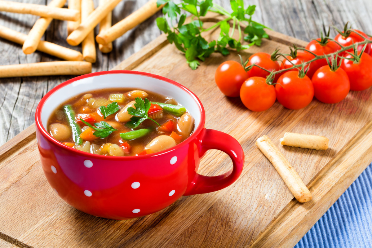 Geschmack Italiens Herzhafte Minestrone-Suppe mit weißen Bohnen