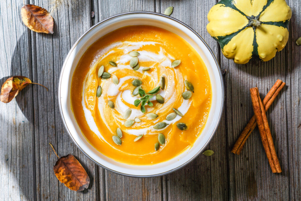 Goldener Herbst in der Schale Kürbissuppe mit Kokosmilch