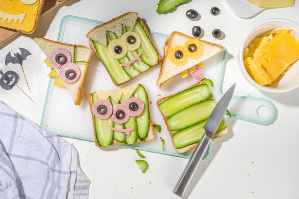 Halloween zum Frühstück Gruselige Toasts mit Käse und Wurst