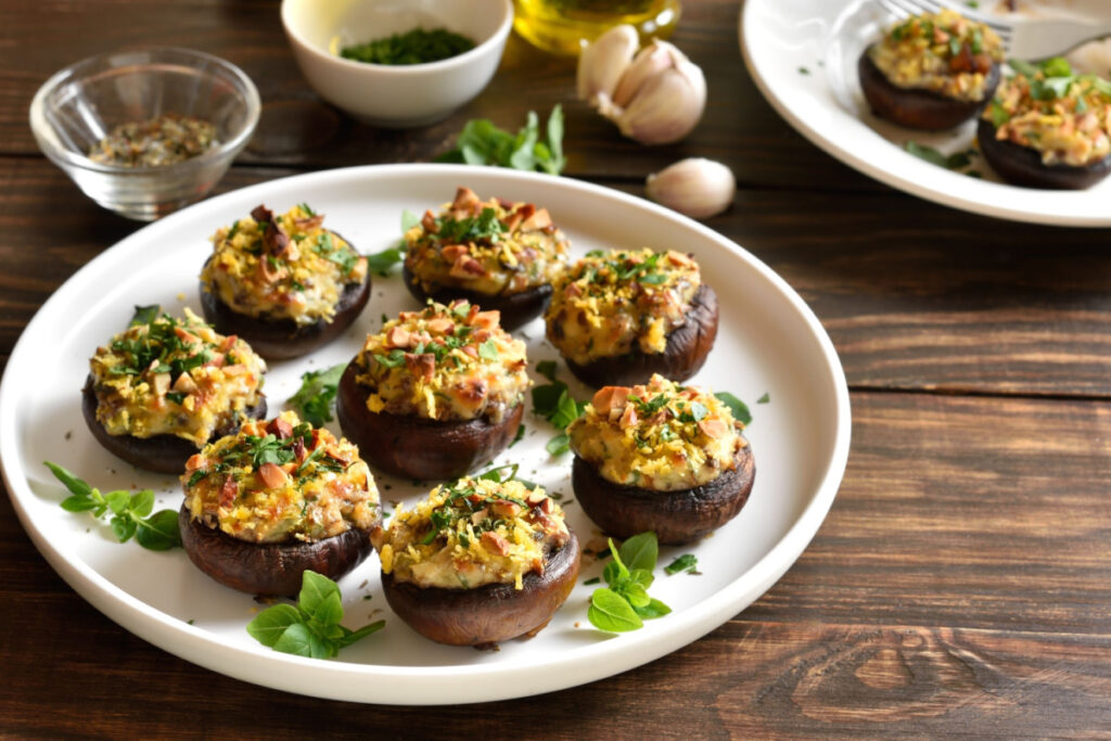 Herzhafte Leckerbissen Gefüllte Champignons mit Käse