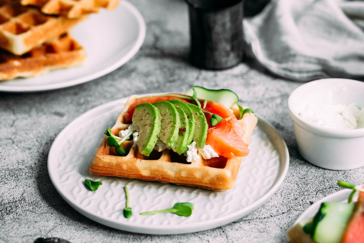 Kreatives Frühstück Belgische Waffeln mit Avocado und Lachs