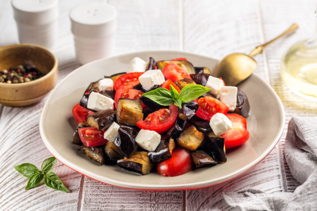 Leichter Genuss Auberginensalat mit Tomaten und Knoblauch