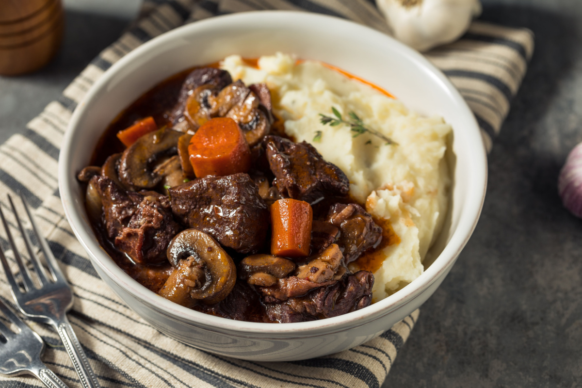 Rindfleisch-Gulasch mit Kartoffelpüree Ein herzhaftes Wohlfühlessen