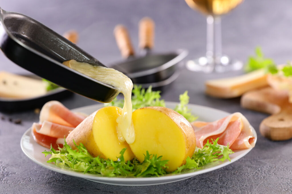 Ein Festessen für alle Raclette mit Schinken und Kartoffeln