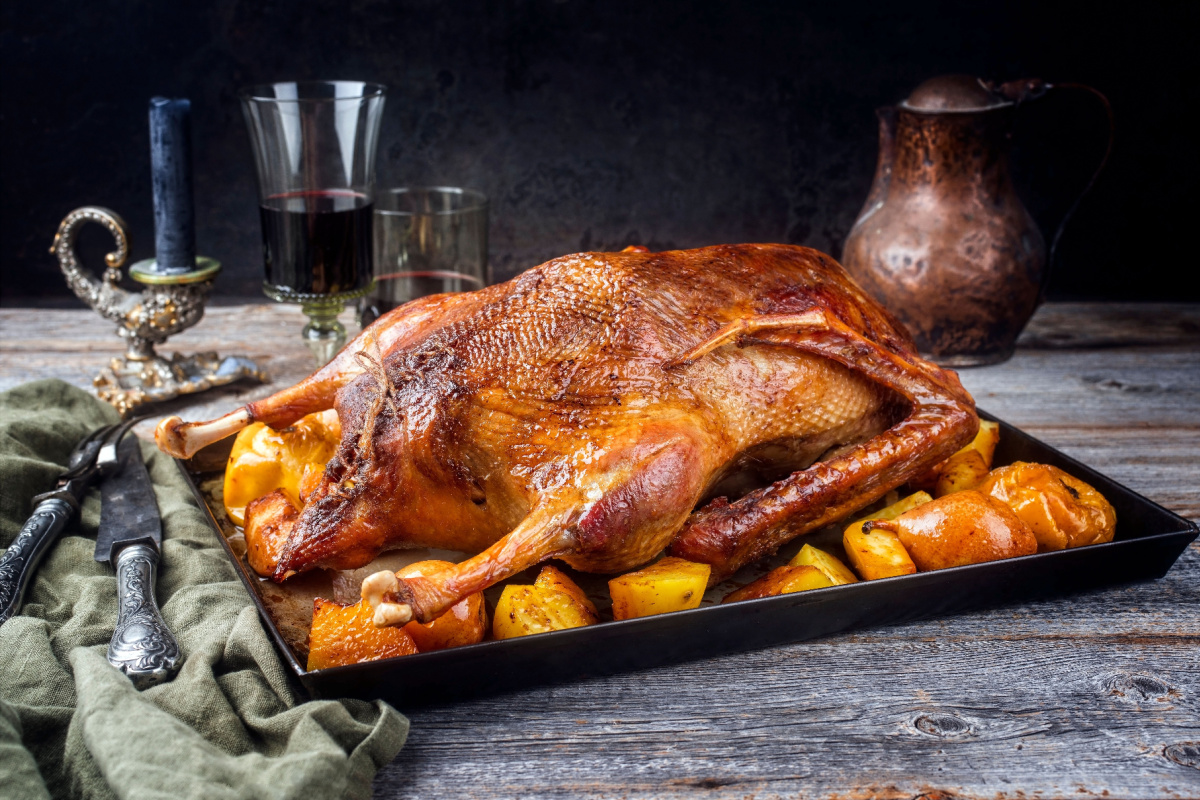 Festlicher Genuss Gänsebraten mit Quitten und Ofenkartoffeln