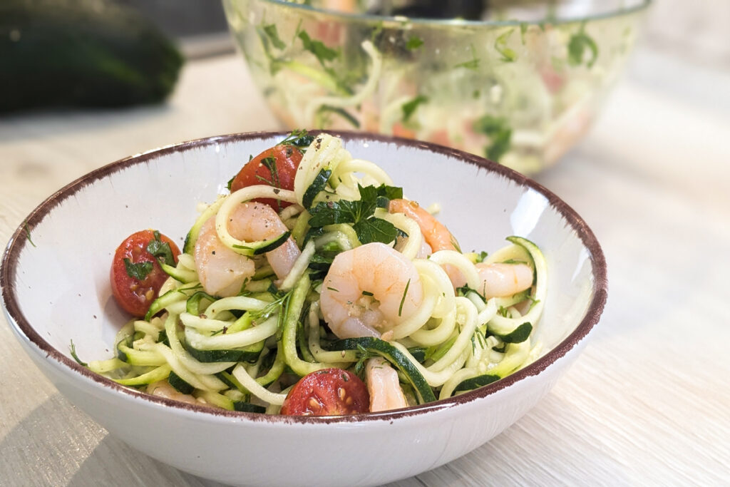 Garnelensalat mit Zoodles und Tomaten Leicht und voller Geschmack