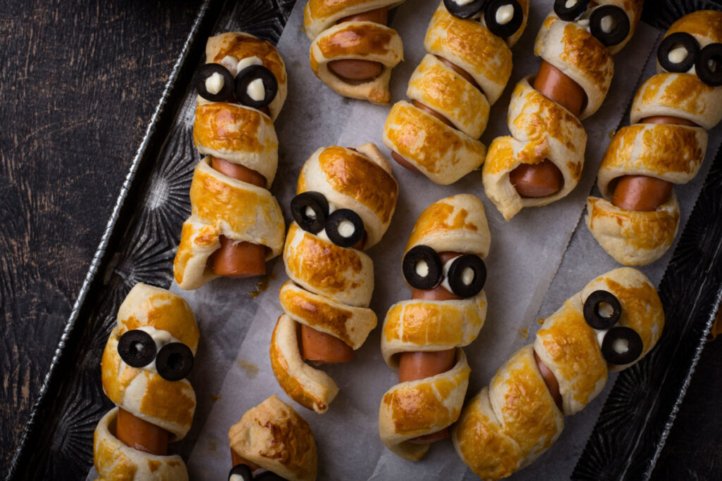 Halloween Fingerfood Mumien-Würstchen mit Blätterteig