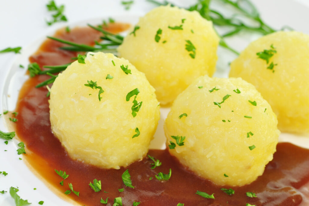 Hausgemachte Knödel und Soße So gelingt der Klassiker perfekt