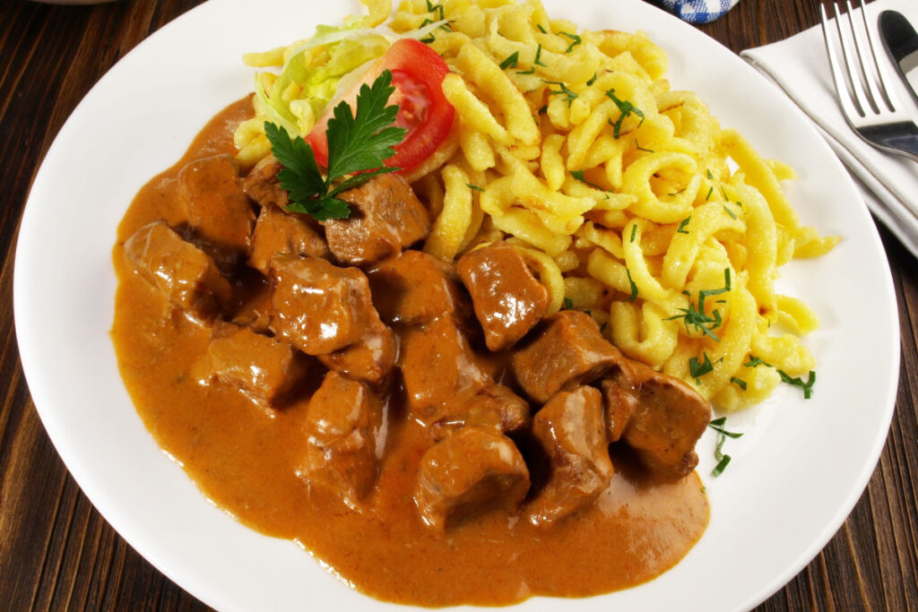 Herzhaftes Gulasch trifft auf zarte Spätzle Wohlfühlküche pur