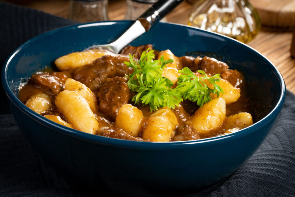 Rindergulasch trifft Gnocchi Herzhaft und unwiderstehlich