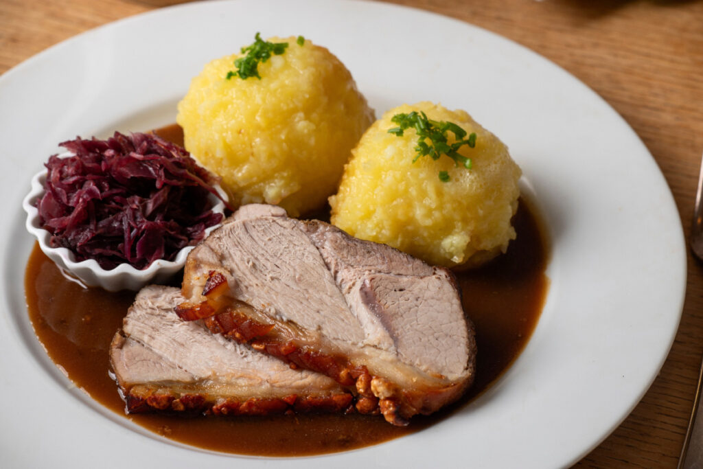 Saftiger Schweinebraten und Knödel Das ultimative Festessen