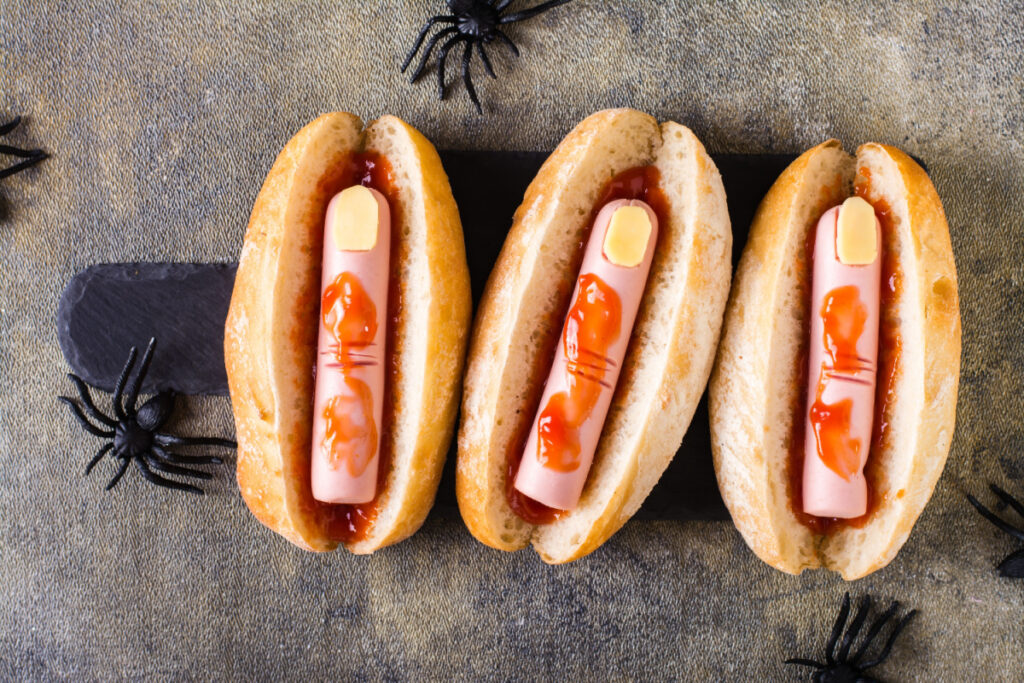 Blutige Halloween Hot Dogs Einfach und erschreckend lecker