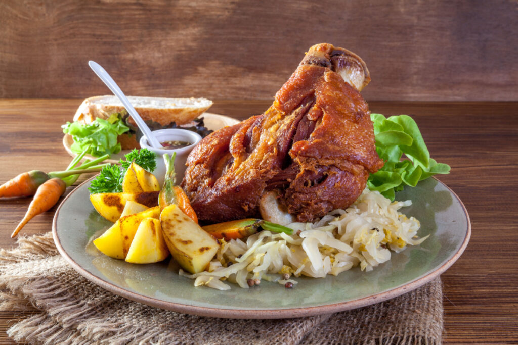 Ein bayerischer Festschmaus Schweinshaxe auf Sauerkraut