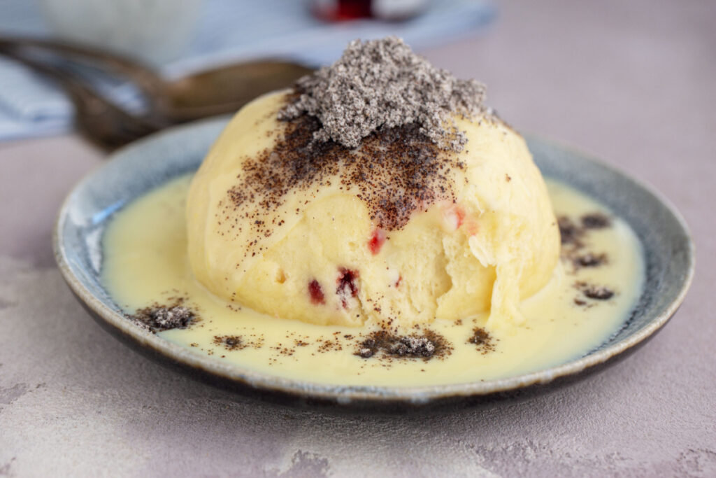 Fluffiger Hefe-Traum Germknödel mit Mohn und Vanillezucker