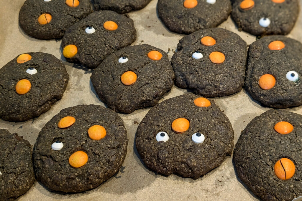 Halloween-Cookies Süßer Schreck mit Schokotropfen