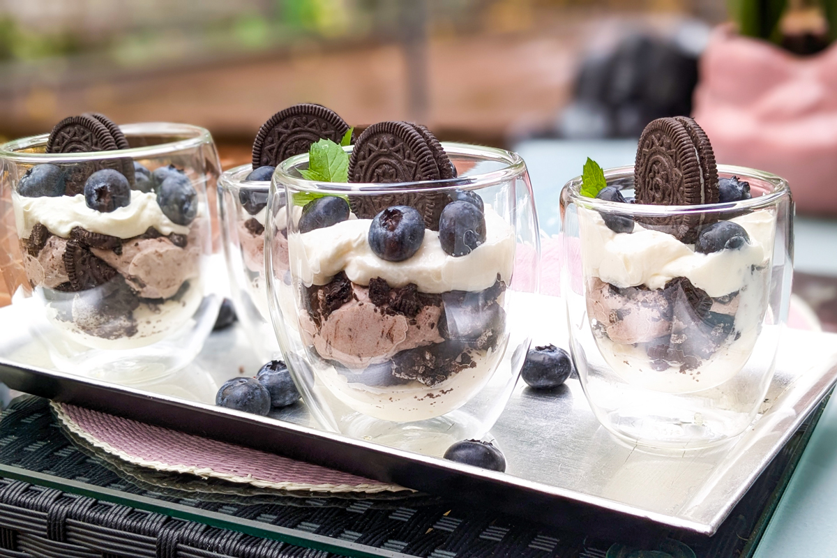 Schnelles Dessert im Glas Ein Oreo-Traum in Schichten