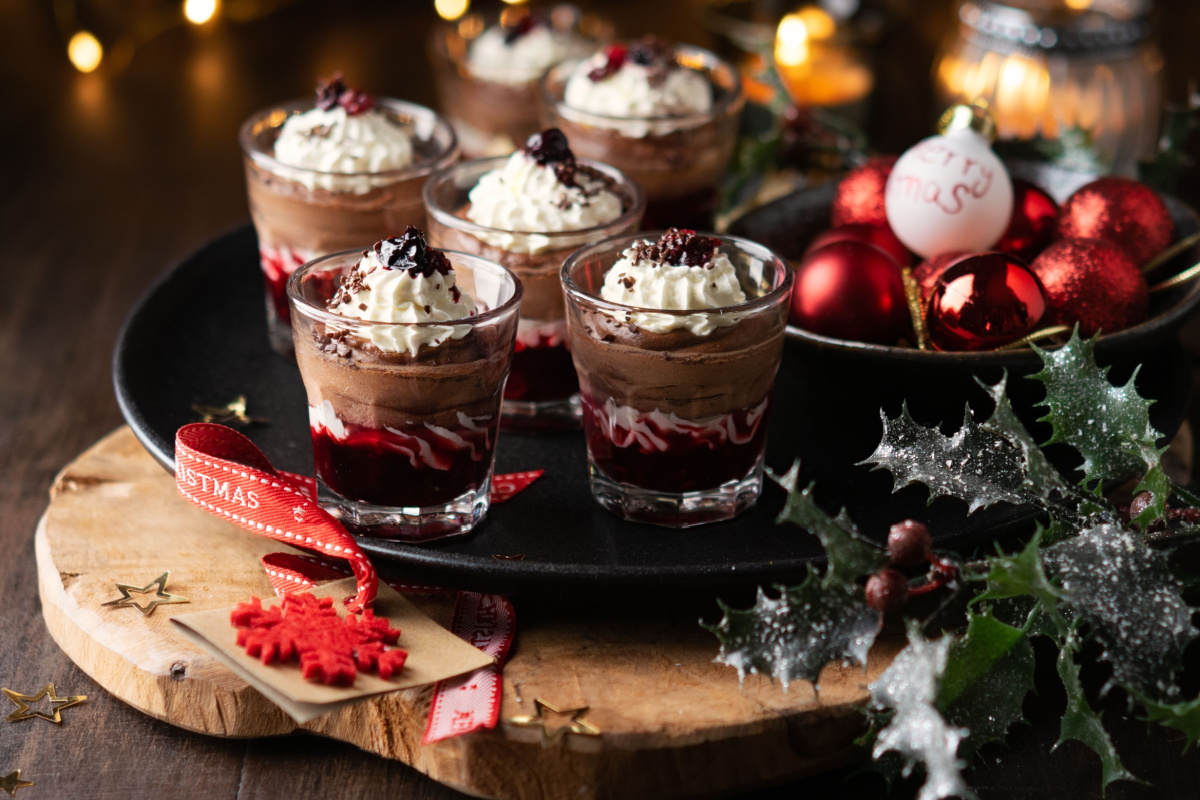 Weihnachtliches Dessert Trifle mit Kirschen