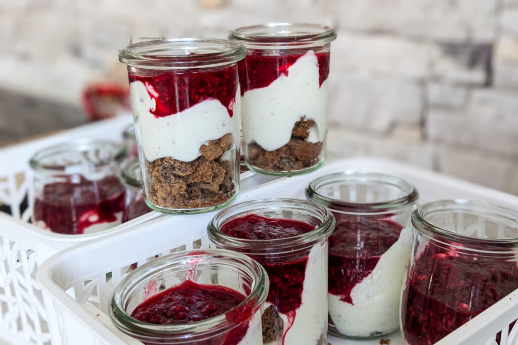 Cookie-Keks und Himbeersauce Schnelles Dessert im Glas