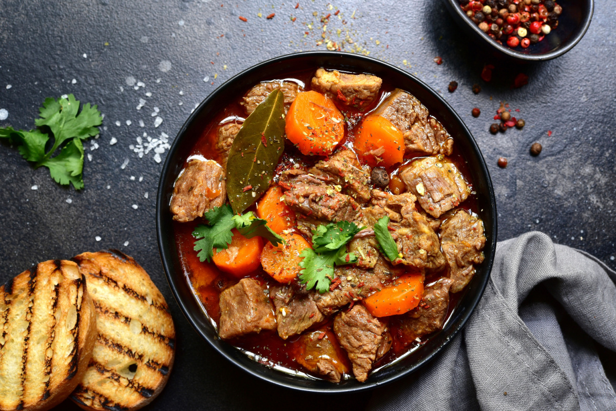 Deftig und lecker für kalte Tage Ungarisches Gulasch mit Karotten