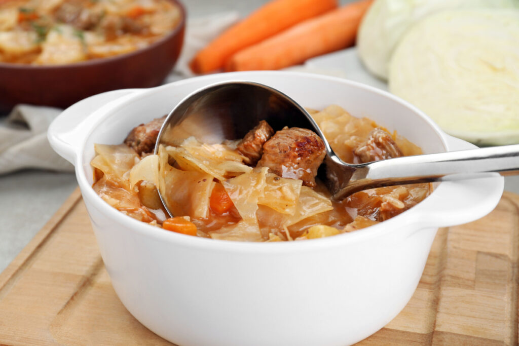 Herzhaft und satt Kohlsuppe mit Fleisch und Möhren