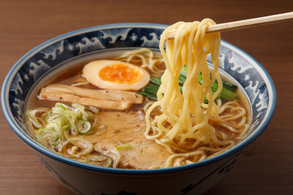 Japanische Wohlfühlküche Ramen mit Schweinefleisch und Ei