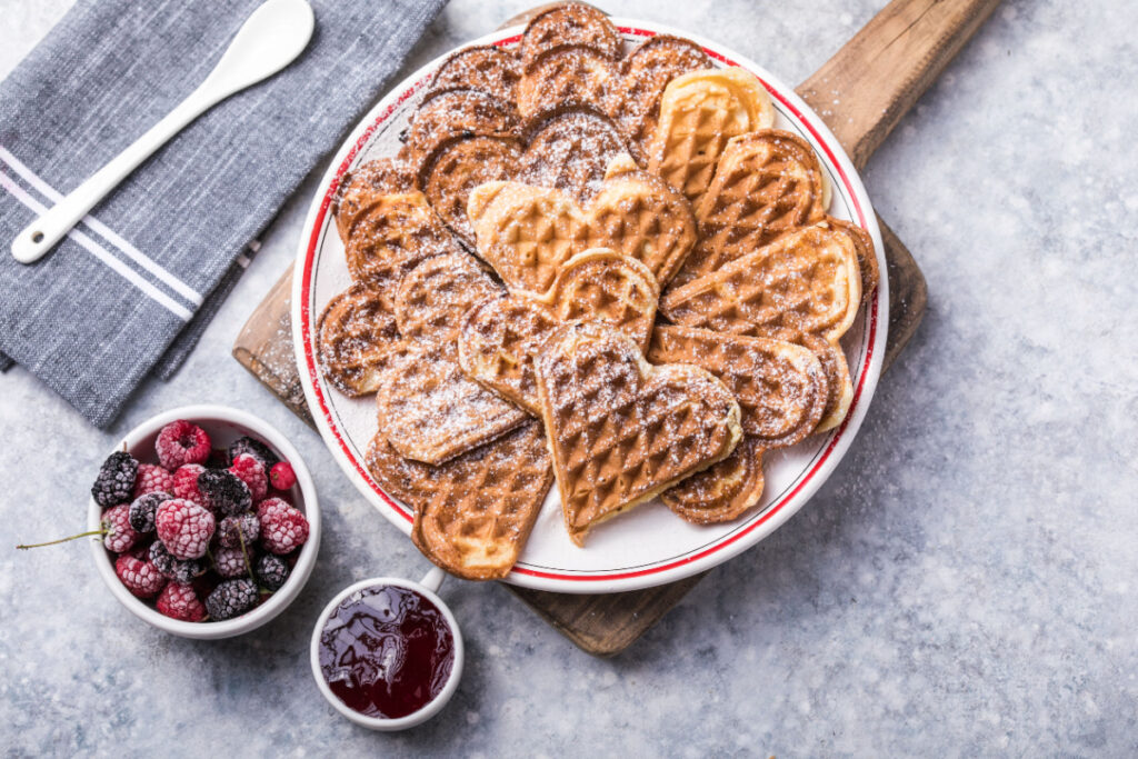 Perfekt für den Valentinstag Waffeln mit Beeren