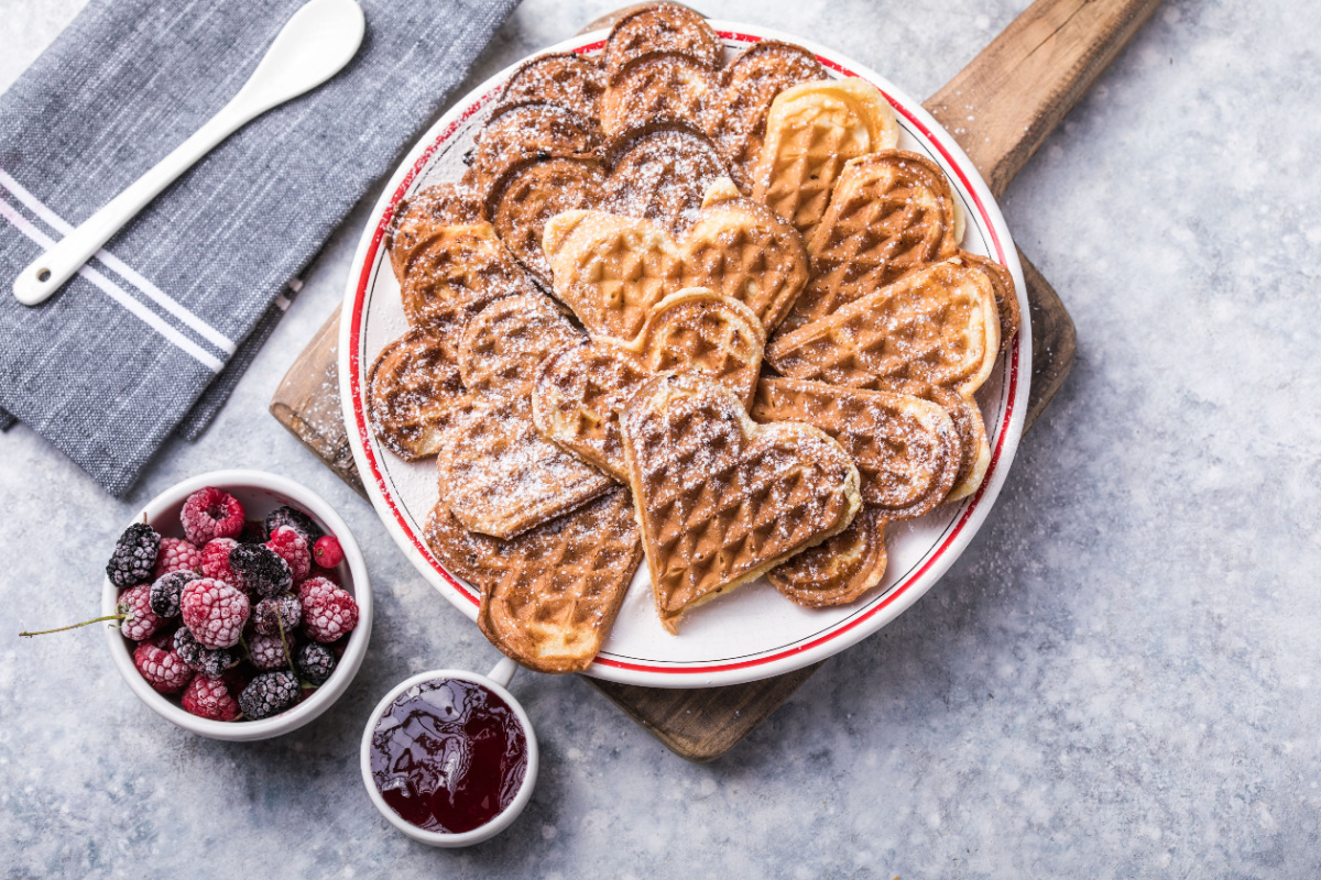 Perfekt für den Valentinstag Waffeln mit Beeren