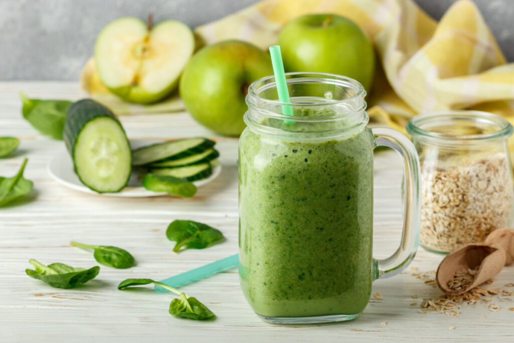 Vitaler Snack Grüner Smoothie mit Apfel und Spinat