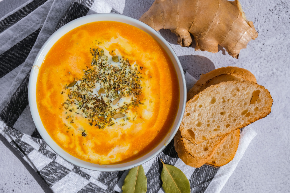 Exotischer Genuss Karotten-Ingwer-Suppe mit Kokosnote