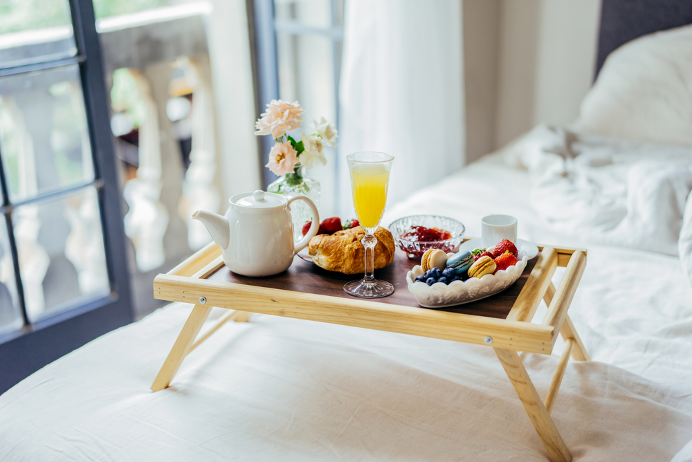 Frühstück im Bett Liebevoll angerichtete Frühstücksvariationen