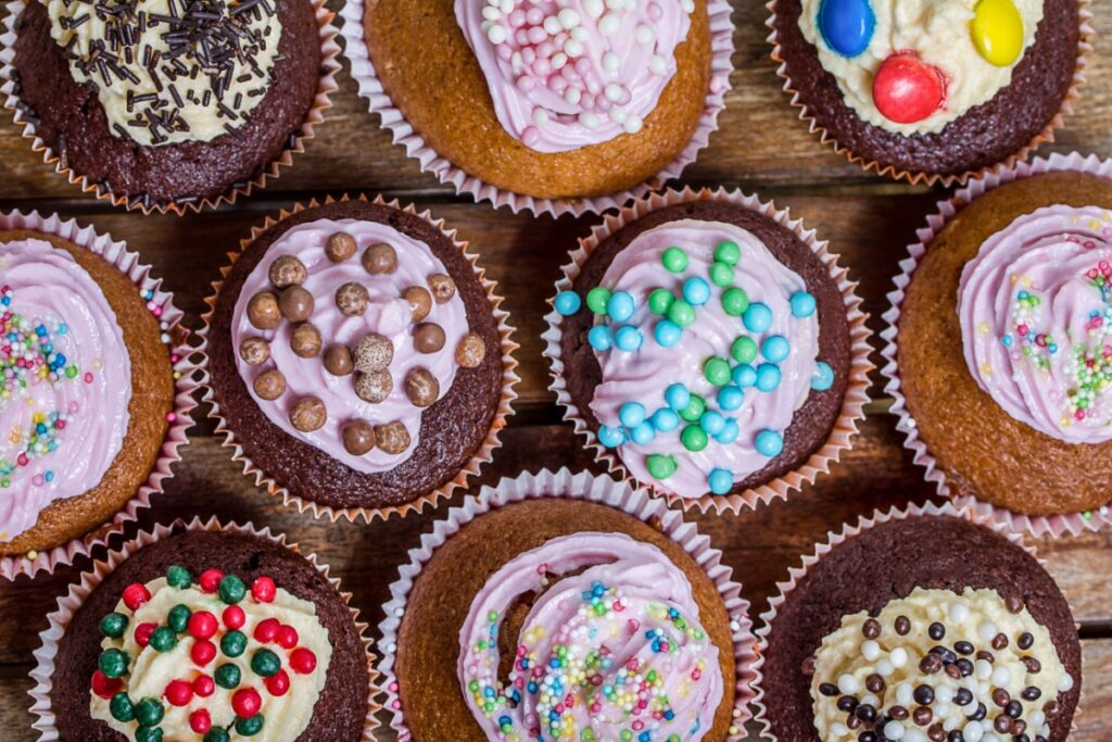 Bunte Karnevalsmuffins Zwei Farben, doppelter Genuss