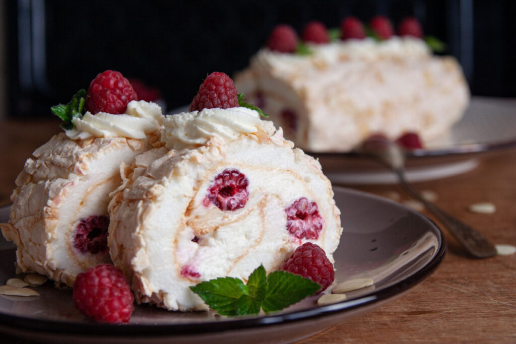 Ein Desserttraum Meringue-Sahnerolle mit Himbeeren