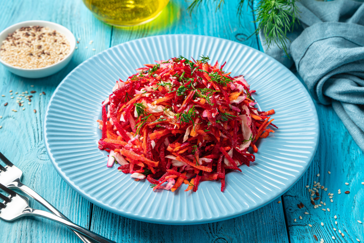 Farbenfroher Genuss Möhrensalat mit Roter Beete und Sesam