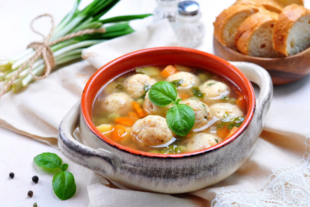 Fleischklößchensuppe mit Möhren Herzhaft und aromatisch