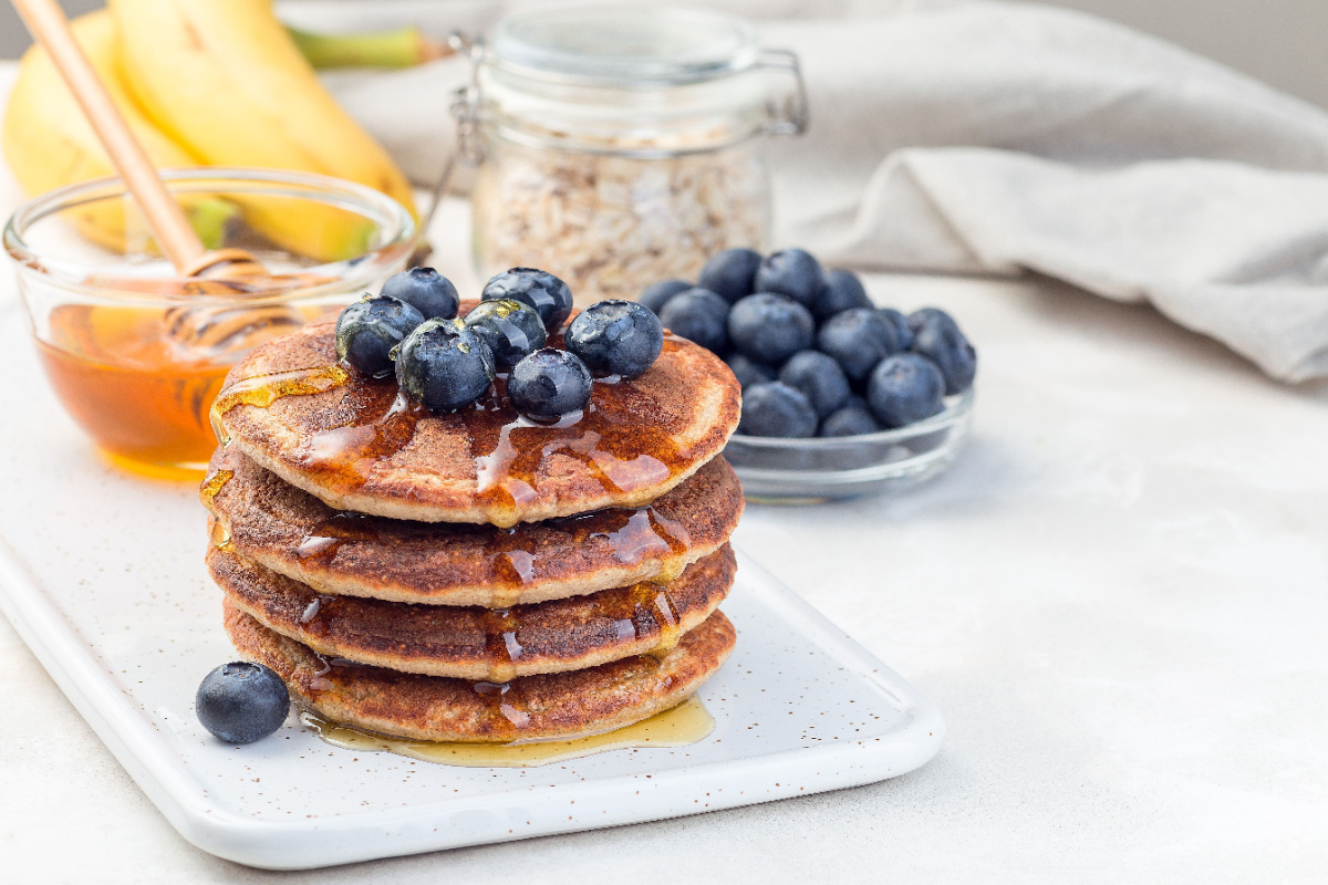 Frühstücksfreude Bananen Pancakes mit Ahornsirup