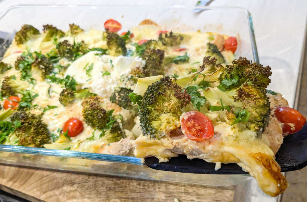 Proteinreiche Low-Carb Mahlzeit Brokkoliauflauf mit Hähnchen