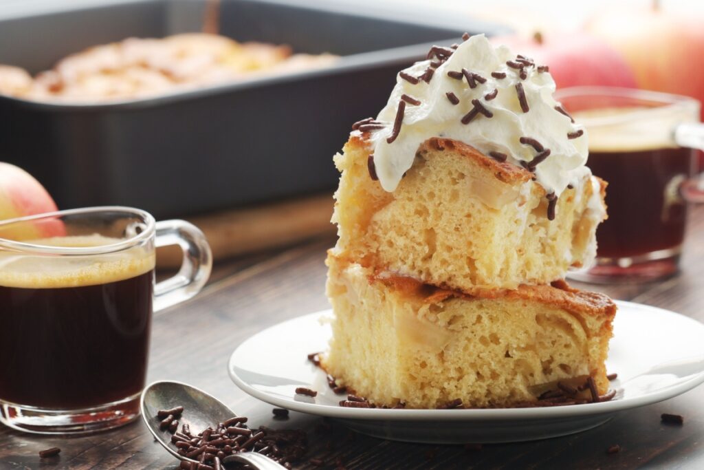 Süß, zart, unwiderstehlich Der perfekte Apfelkuchen mit Sahne