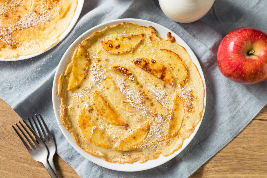 Süßer Genuss Fluffige Pfannkuchen mit Zimt und Apfel