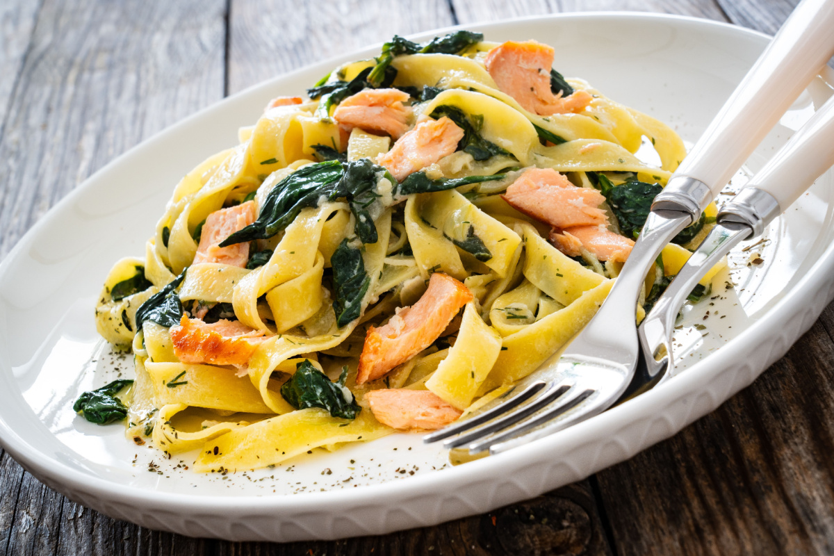 Tagliatelle mit Lachs und Spinat Ein cremiger Pasta-Traum