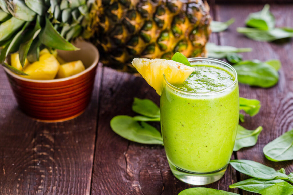 Vitalisierend und lecker Spinat Smoothie mit Ananas