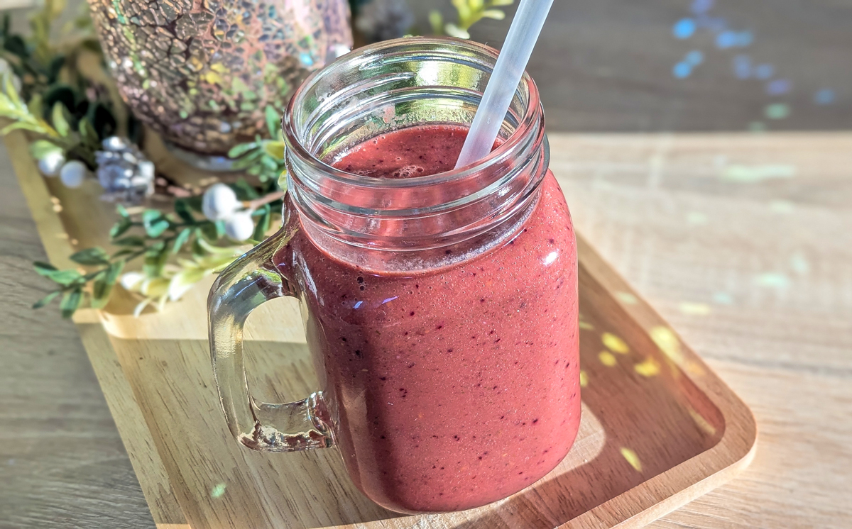 Cremiger Smoothie mit Beeren und Spinat